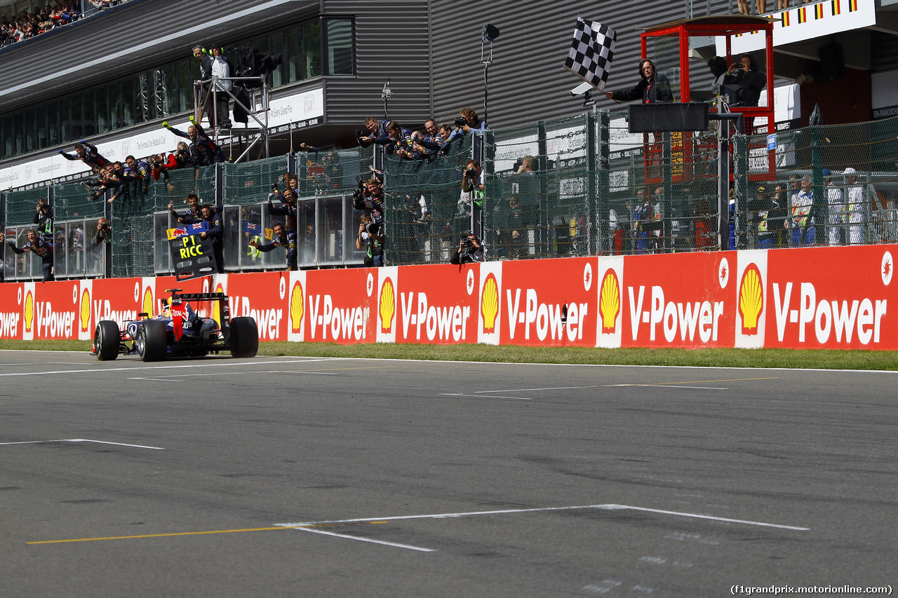 GP BELGIO, 24.08.2014- Gara, Chequered flag for Daniel Ricciardo (AUS) Red Bull Racing RB10 vincitore