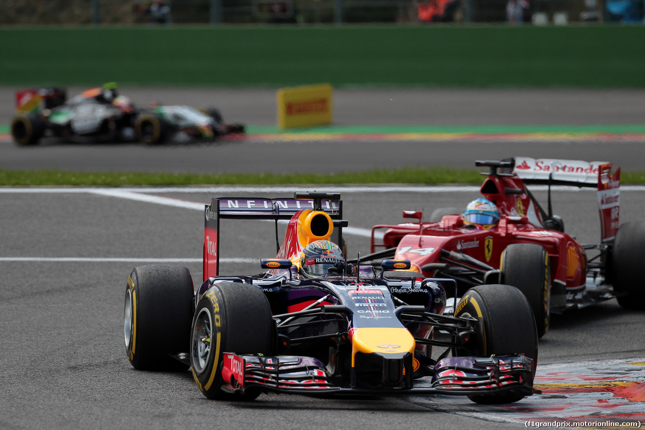 GP BELGIO, 24.08.2014- Gara, Sebastian Vettel (GER) Red Bull Racing RB10 davanti a Fernando Alonso (ESP) Ferrari F14-T