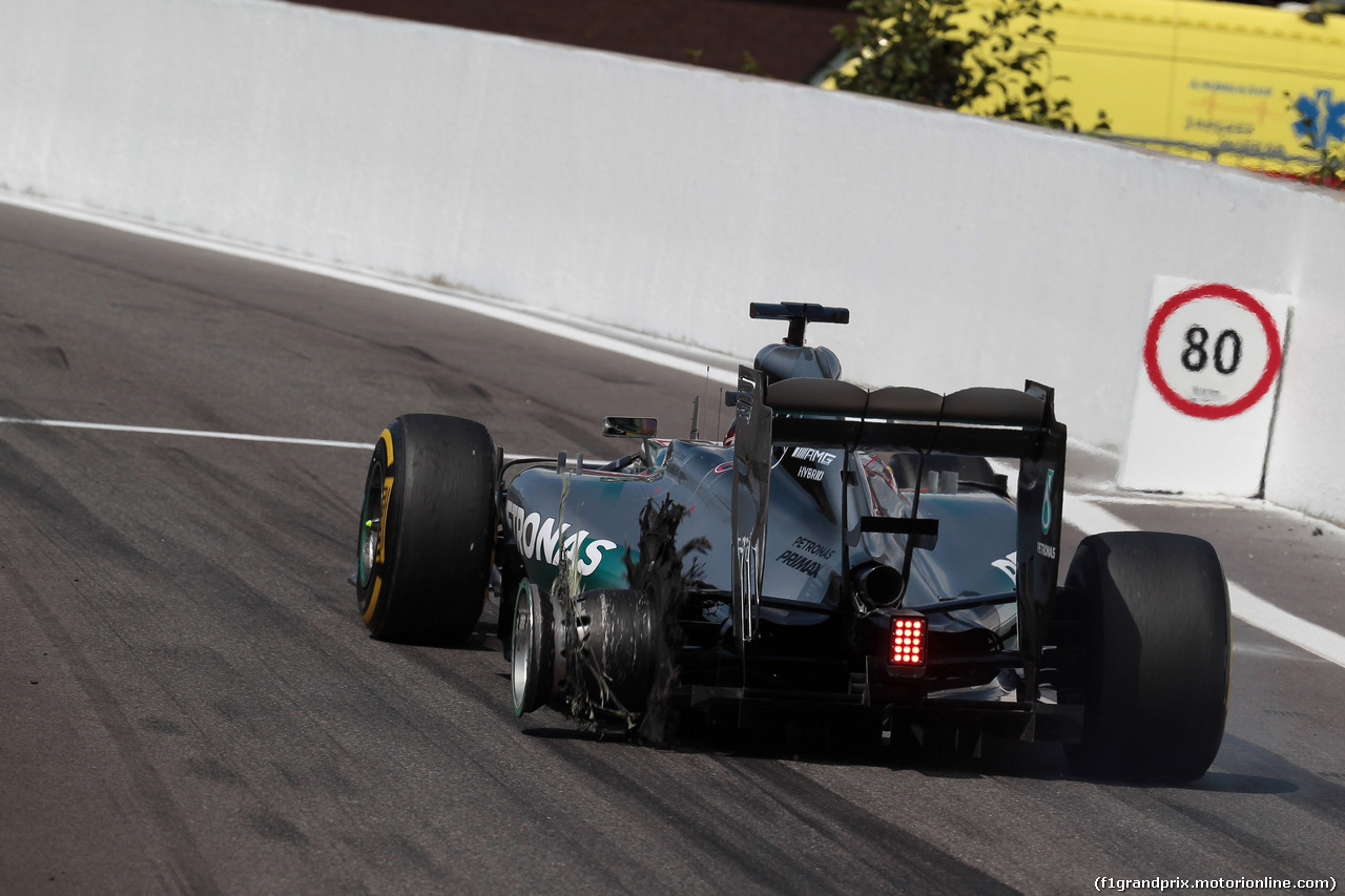 GP BELGIO, 24.08.2014- Gara, Lewis Hamilton (GBR) Mercedes AMG F1 W05 with punctured rear wheel.