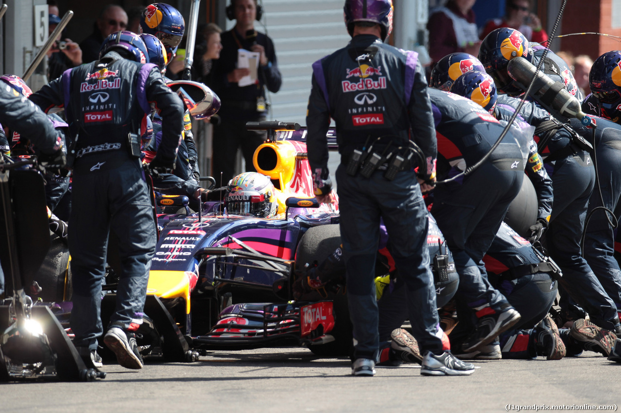 GP BELGIO, 24.08.2014- Gara, Pit stop, Sebastian Vettel (GER) Red Bull Racing RB10