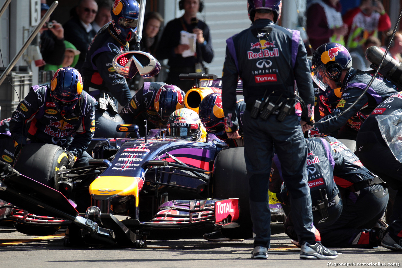 GP BELGIO, 24.08.2014- Gara, Pit stop, Sebastian Vettel (GER) Red Bull Racing RB10