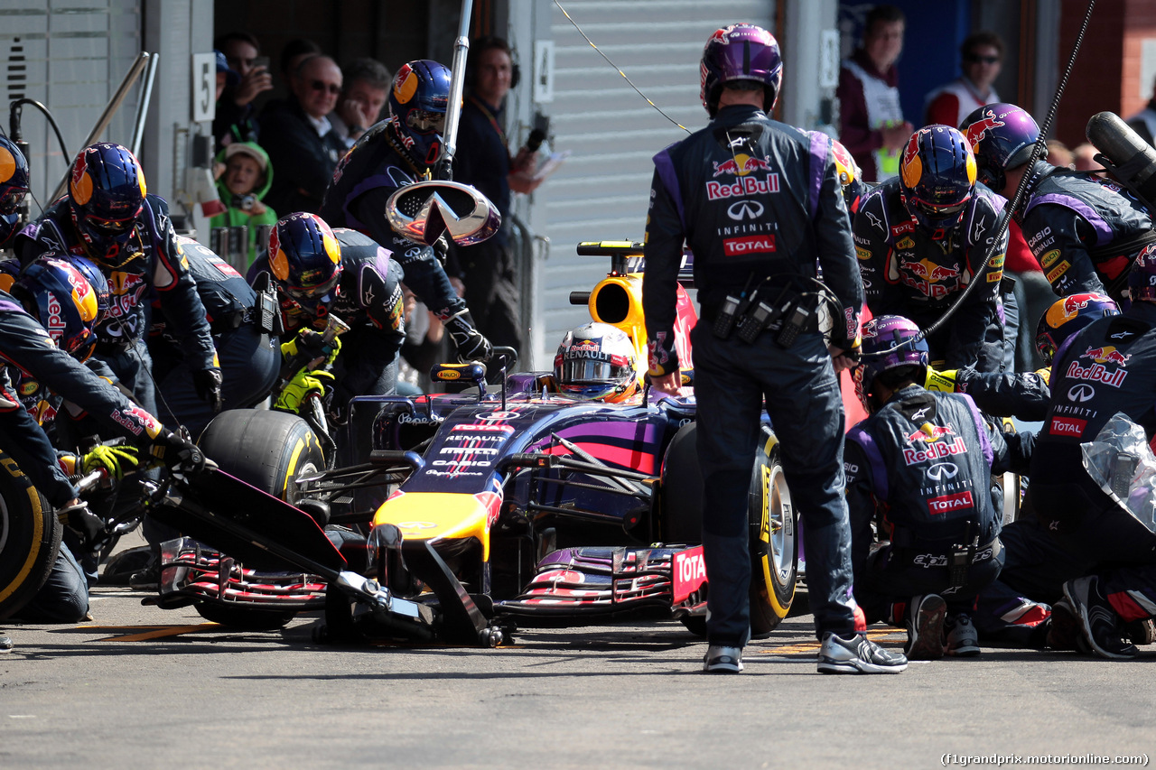 GP BELGIO, 24.08.2014- Gara, Pit stop, Daniel Ricciardo (AUS) Red Bull Racing RB10