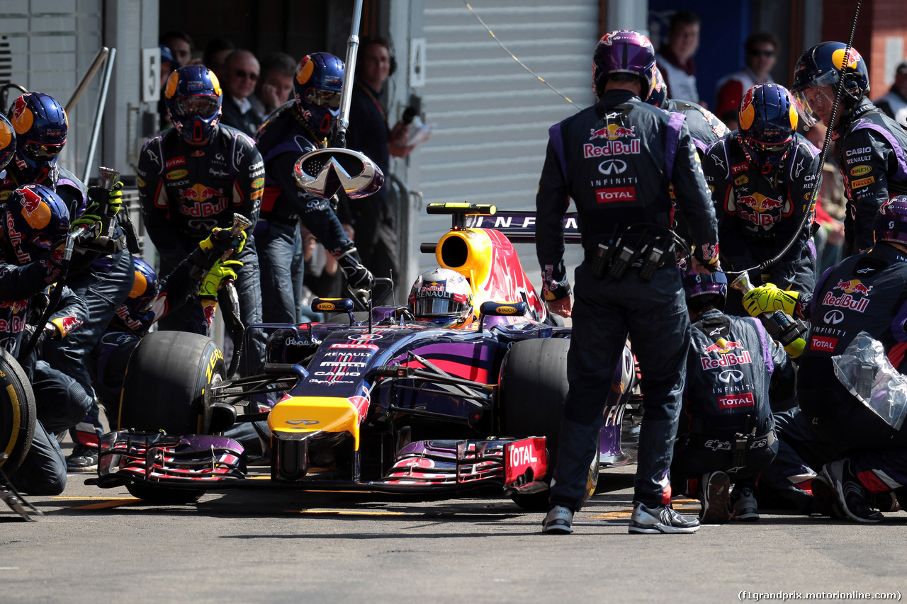 GP BELGIO, 24.08.2014- Gara, Pit stop, Daniel Ricciardo (AUS) Red Bull Racing RB10