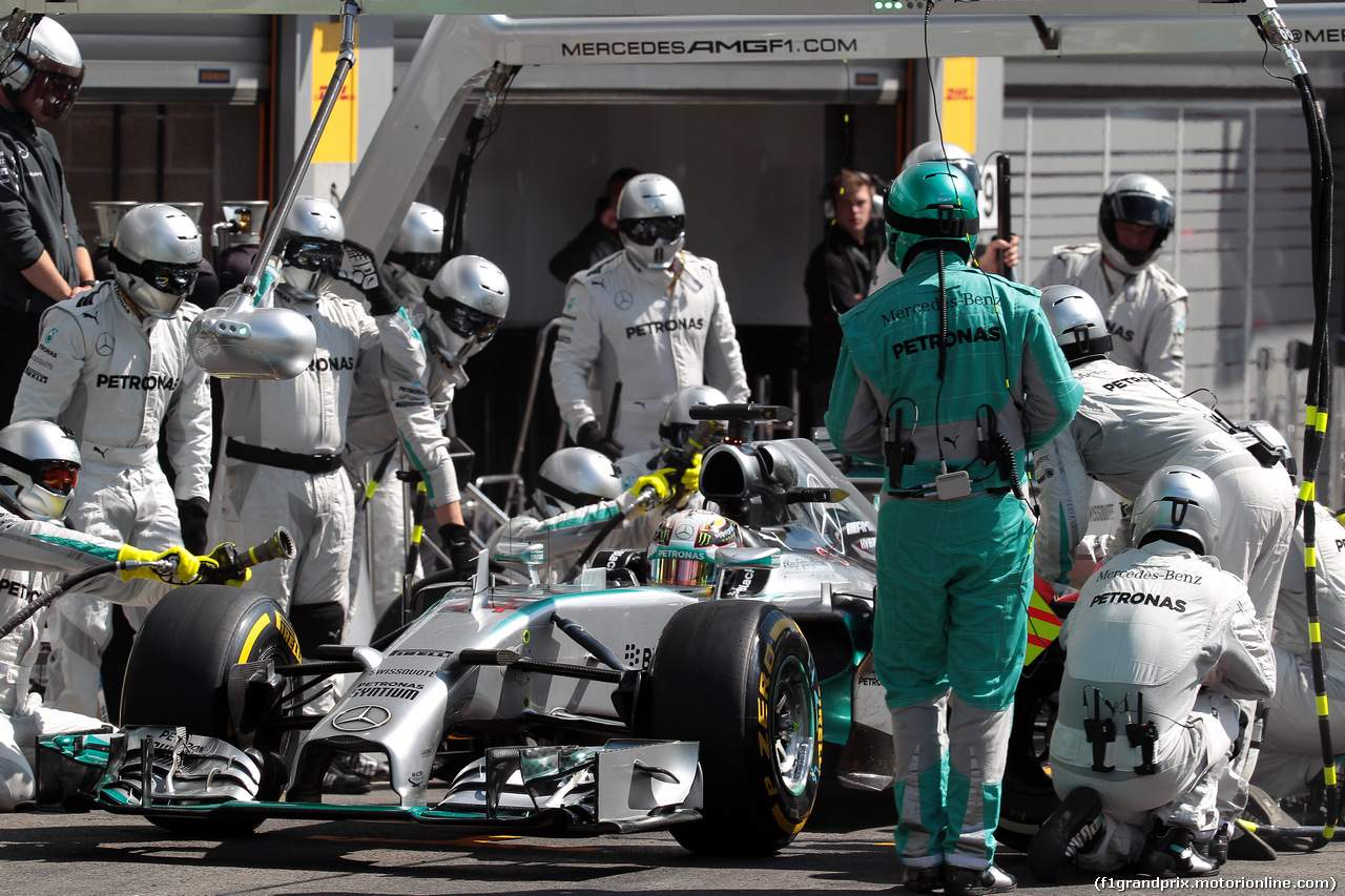 GP BELGIO, 24.08.2014- Gara, Pit stop, Lewis Hamilton (GBR) Mercedes AMG F1 W05