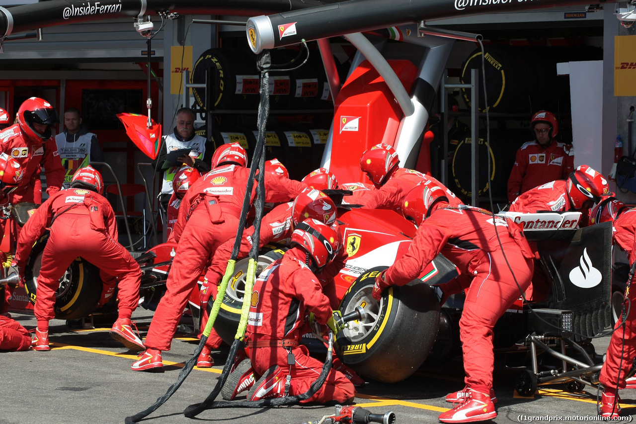 GP BELGIO, 24.08.2014- Gara, Pit stop, Fernando Alonso (ESP) Ferrari F14-T