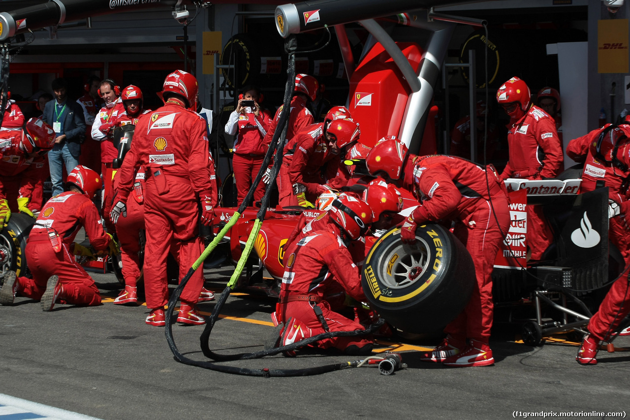 GP BELGIO, 24.08.2014- Gara, Pit stop, Kimi Raikkonen (FIN) Ferrari F14-T