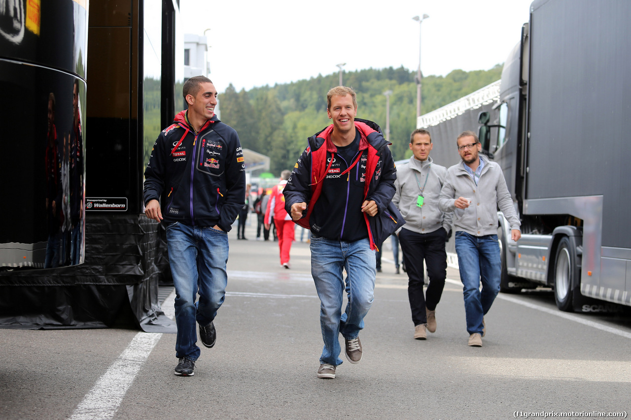 GP BELGIO, 22.08.2014- Sebatien Buemi (SUI) Test Driver, Red Bull Racing RB10 e Sebastian Vettel (GER) Red Bull Racing RB10