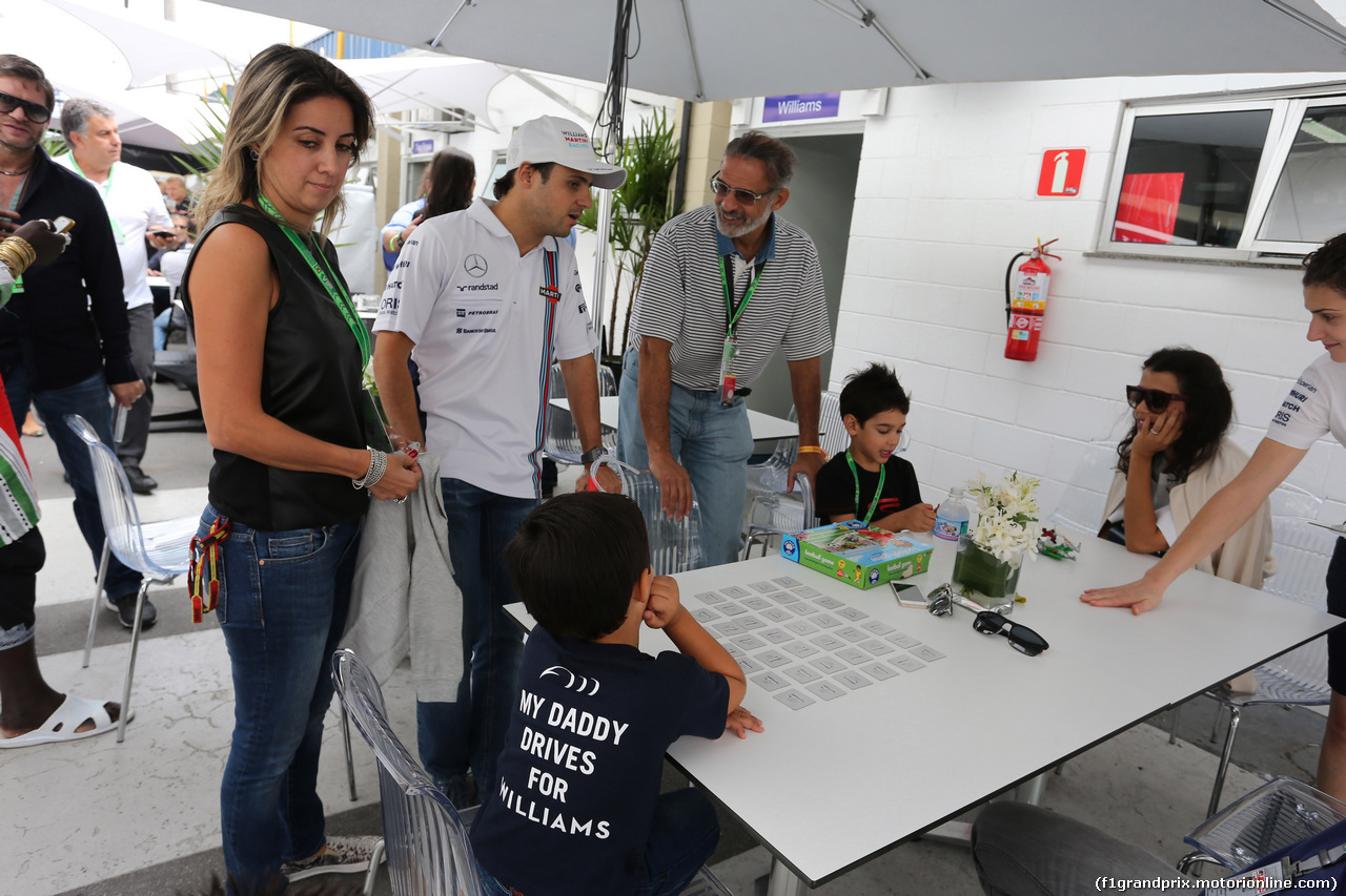 GP BRASILE, 09.11.2014 - Felipe Massa (BRA) Williams F1 Team FW36 with sua moglie e his son.