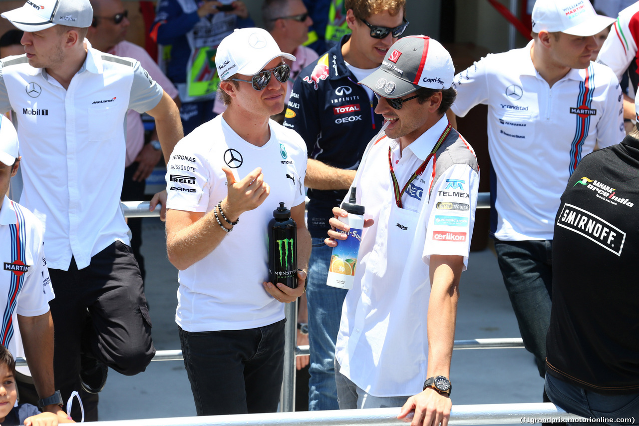GP BRASILE, 09.11.2014 - Nico Rosberg (GER) Mercedes AMG F1 W05 e Adrian Sutil (GER) Sauber F1 Team C33