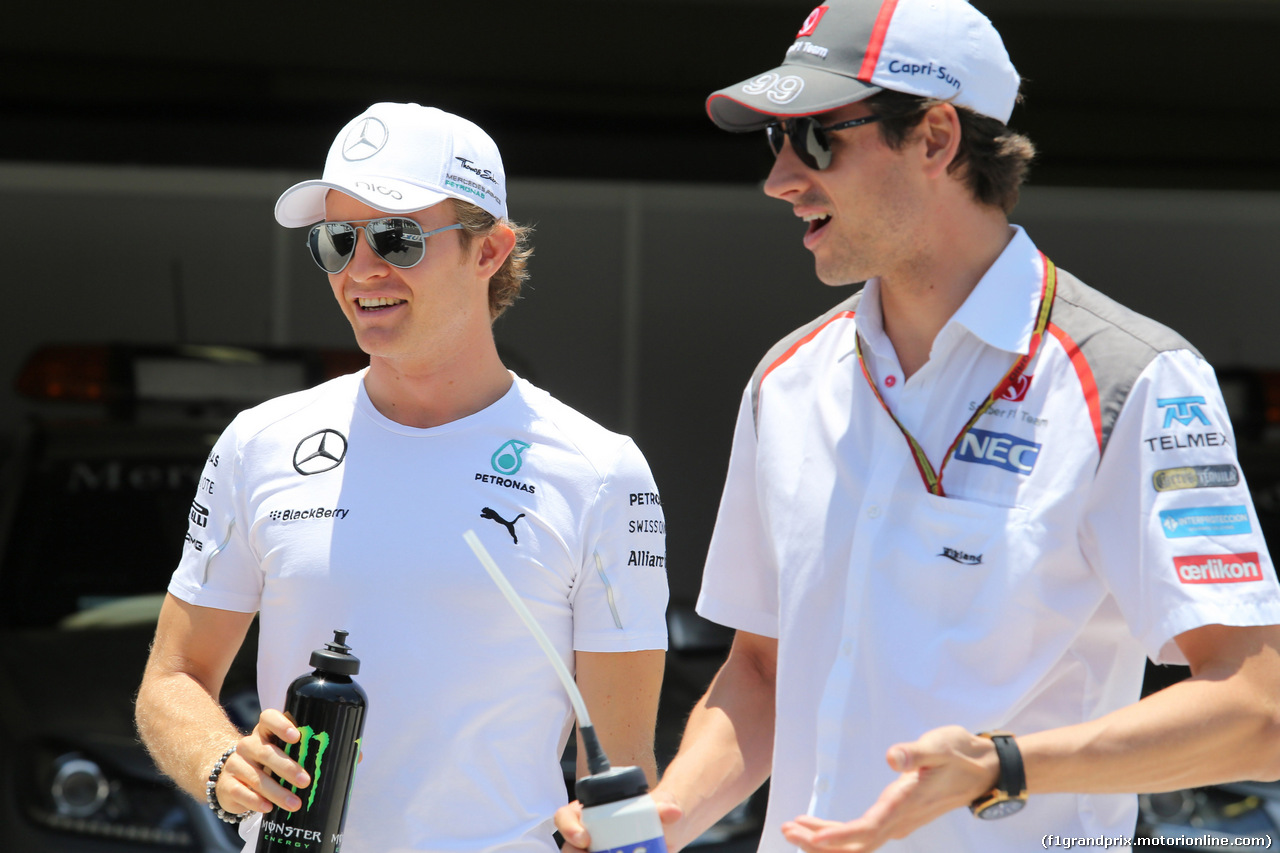 GP BRASILE, 09.11.2014 - Nico Rosberg (GER) Mercedes AMG F1 W05 e Adrian Sutil (GER) Sauber F1 Team C33