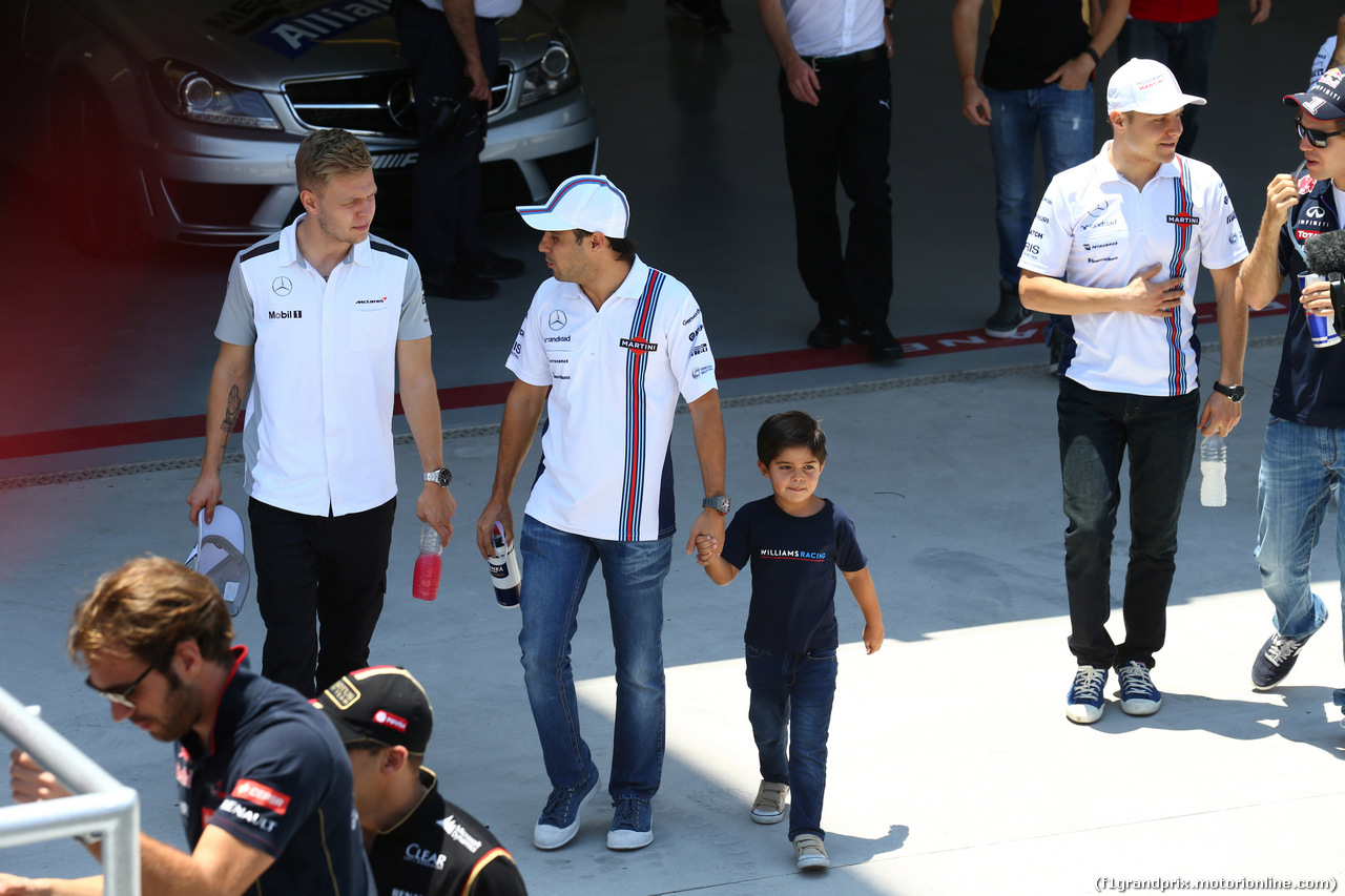GP BRASILE, 09.11.2014 - Kevin Magnussen (DEN) McLaren Mercedes MP4-29 e Felipe Massa (BRA) Williams F1 Team FW36 with his son Felipinho