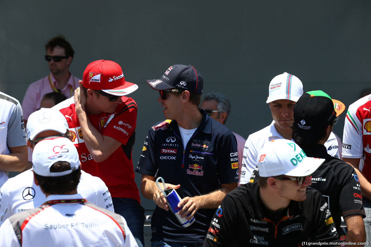 GP BRASILE, 09.11.2014 - Kimi Raikkonen (FIN) Ferrari F14-T e Sebastian Vettel (GER) Red Bull Racing RB10