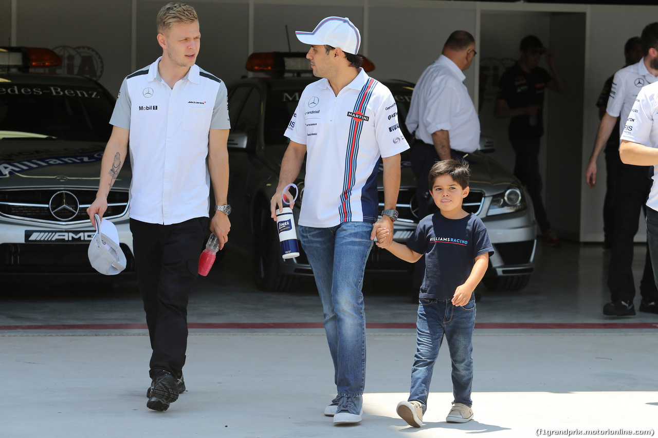 GP BRASILE, 09.11.2014 - Kevin Magnussen (DEN) McLaren Mercedes MP4-29 e Felipe Massa (BRA) Williams F1 Team FW36 with his son Felipinho