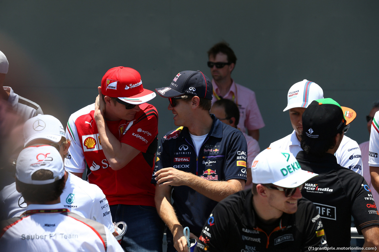 GP BRASILE, 09.11.2014 - Kimi Raikkonen (FIN) Ferrari F14-T e Sebastian Vettel (GER) Red Bull Racing RB10