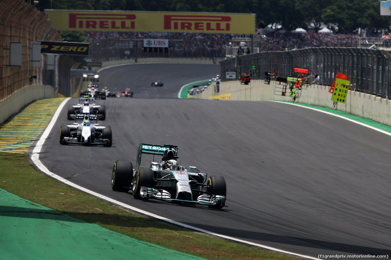 GP BRASILE, 09.11.2014 - Gara, Lewis Hamilton (GBR) Mercedes AMG F1 W05 davanti a Felipe Massa (BRA) Williams F1 Team FW36