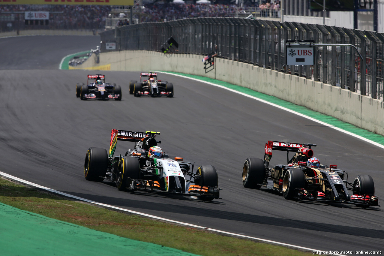 GP BRASILE, 09.11.2014 - Gara, Sergio Perez (MEX) Sahara Force India F1 VJM07 e Romain Grosjean (FRA) Lotus F1 Team E22