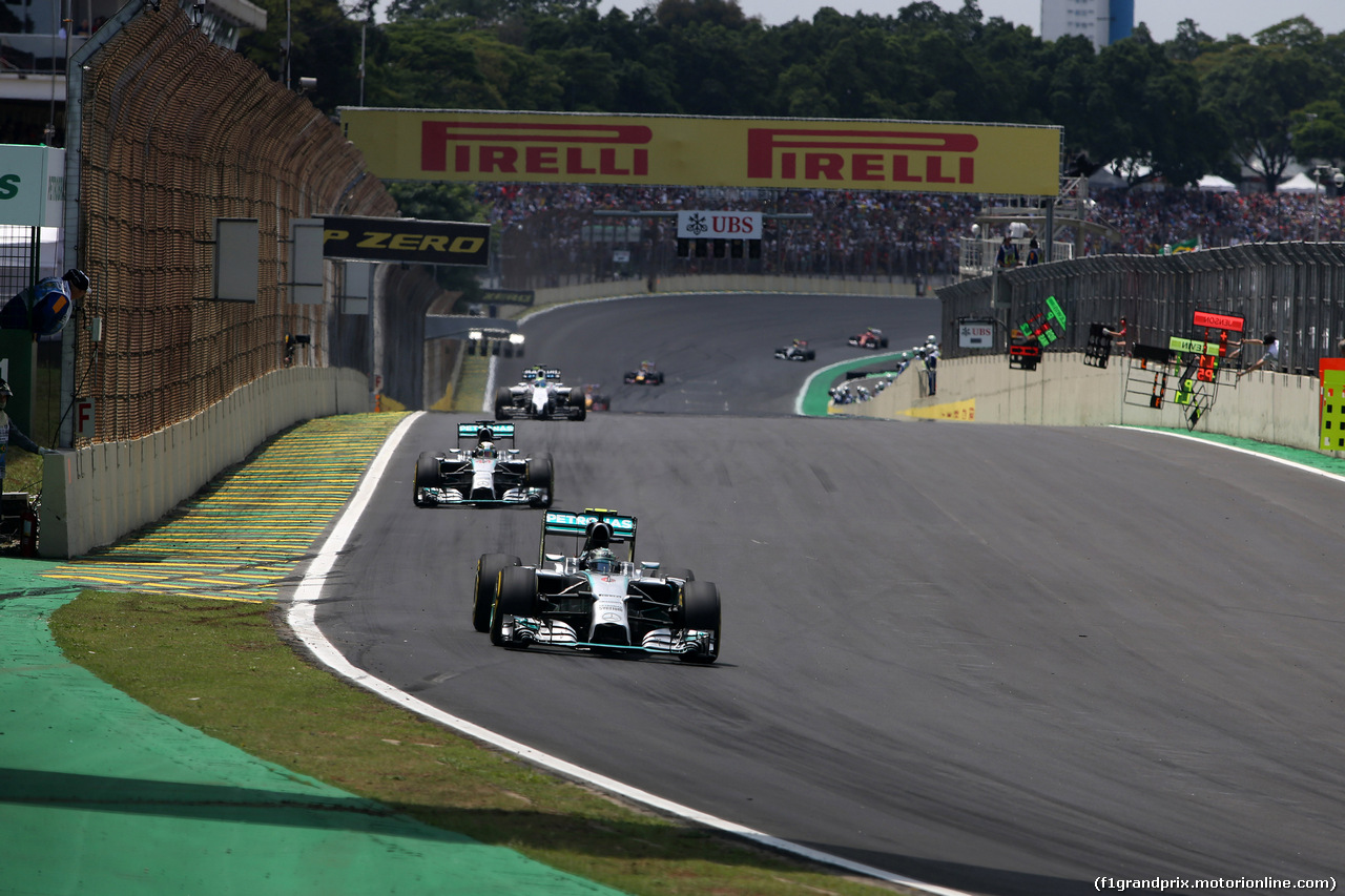GP BRASILE, 09.11.2014 - Gara, Nico Rosberg (GER) Mercedes AMG F1 W05 davanti a Lewis Hamilton (GBR) Mercedes AMG F1 W05