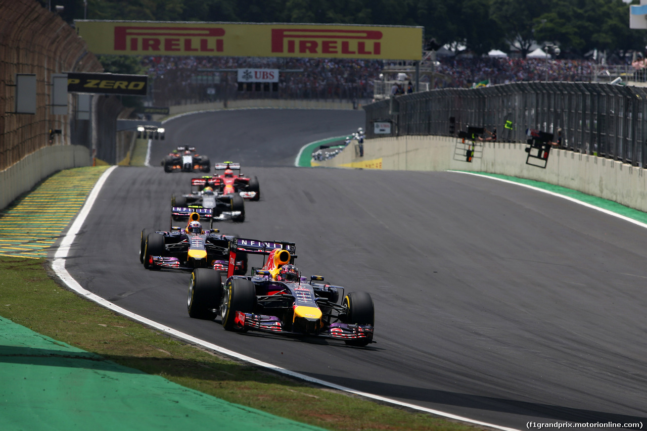 GP BRASILE, 09.11.2014 - Gara, Sebastian Vettel (GER) Red Bull Racing RB10 davanti a Daniel Ricciardo (AUS) Red Bull Racing RB10