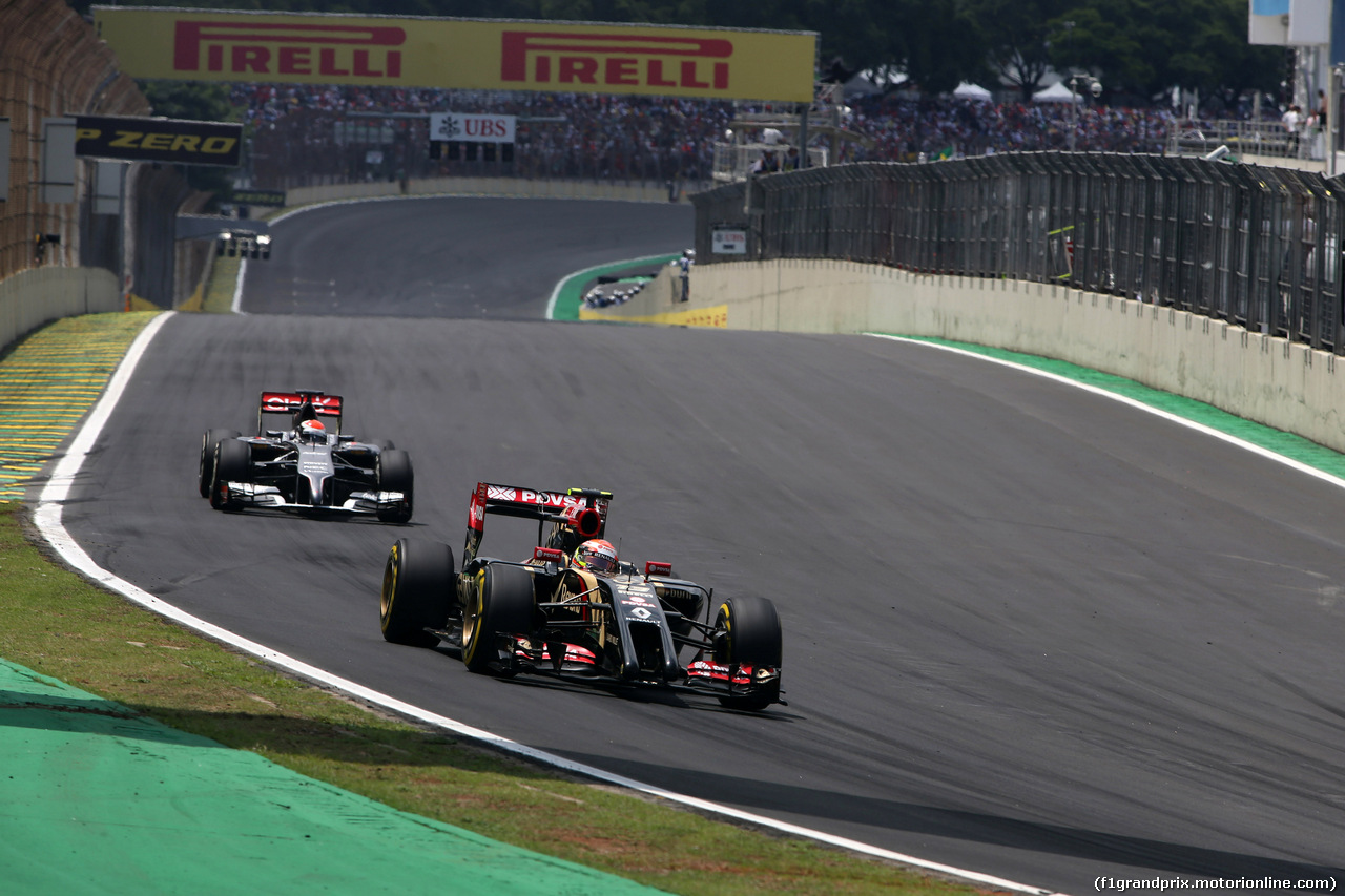 GP BRASILE, 09.11.2014 - Gara, Pastor Maldonado (VEN) Lotus F1 Team E22 davanti a Esteban Gutierrez (MEX), Sauber F1 Team C33