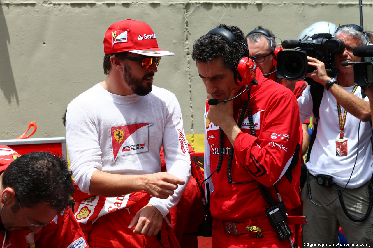 GP BRASILE, 09.11.2014 - Gara, Fernando Alonso (ESP) Ferrari F14-T e Andrea Stella (ITA) Ferrari race Engineer