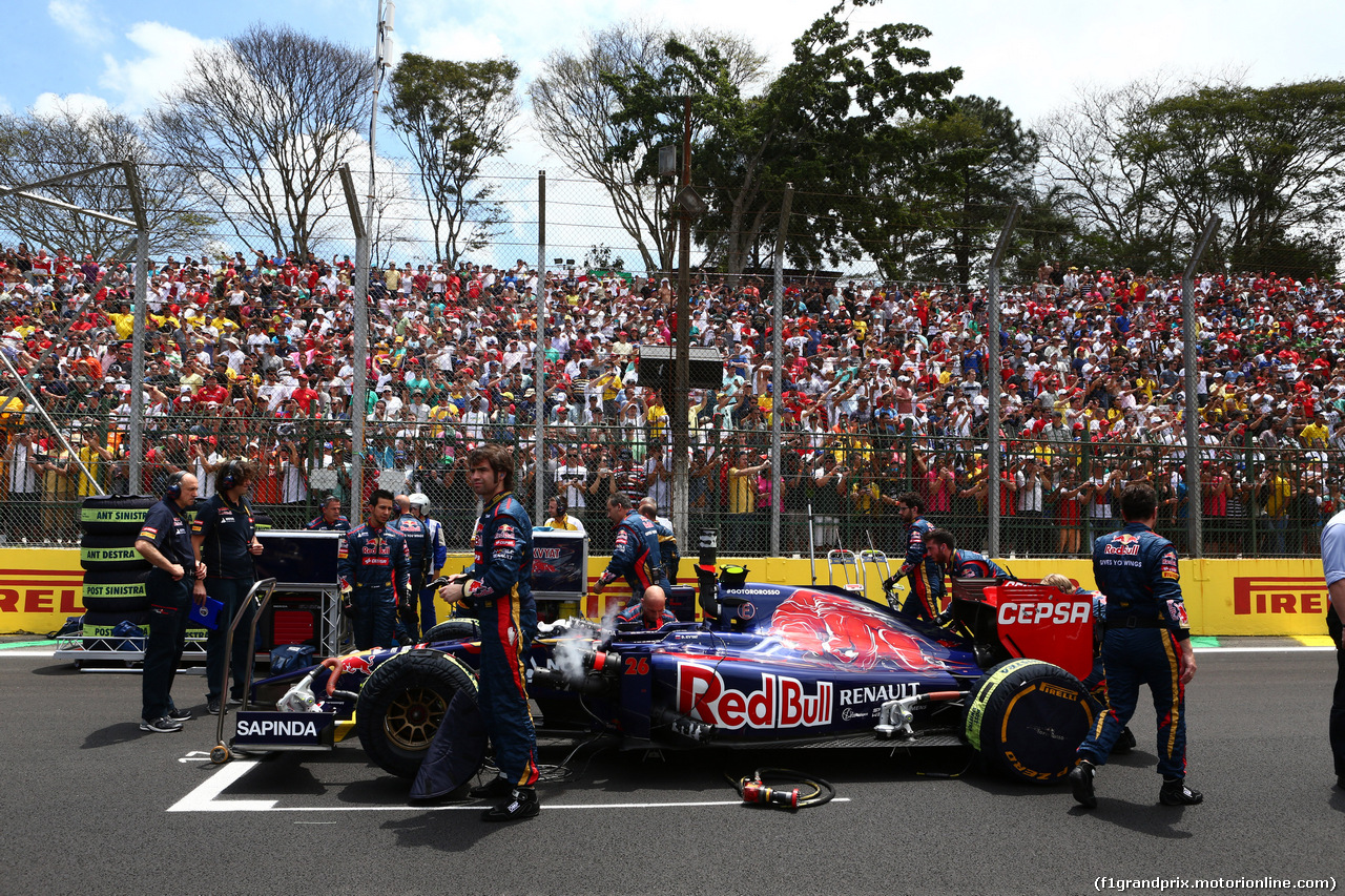 GP BRASILE, 09.11.2014 - Gara, Daniil Kvyat (RUS) Scuderia Toro Rosso STR9