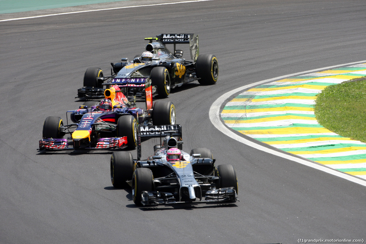 GP BRASILE, 09.11.2014 - Gara, Jenson Button (GBR) McLaren Mercedes MP4-29 davanti a Sebastian Vettel (GER) Red Bull Racing RB10