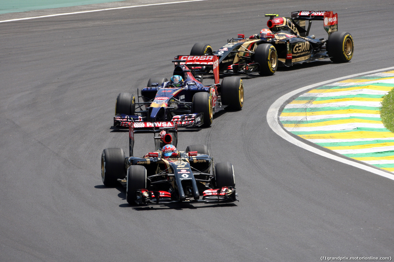 GP BRASILE, 09.11.2014 - Gara, Romain Grosjean (FRA) Lotus F1 Team E22 davanti a Jean-Eric Vergne (FRA) Scuderia Toro Rosso STR9