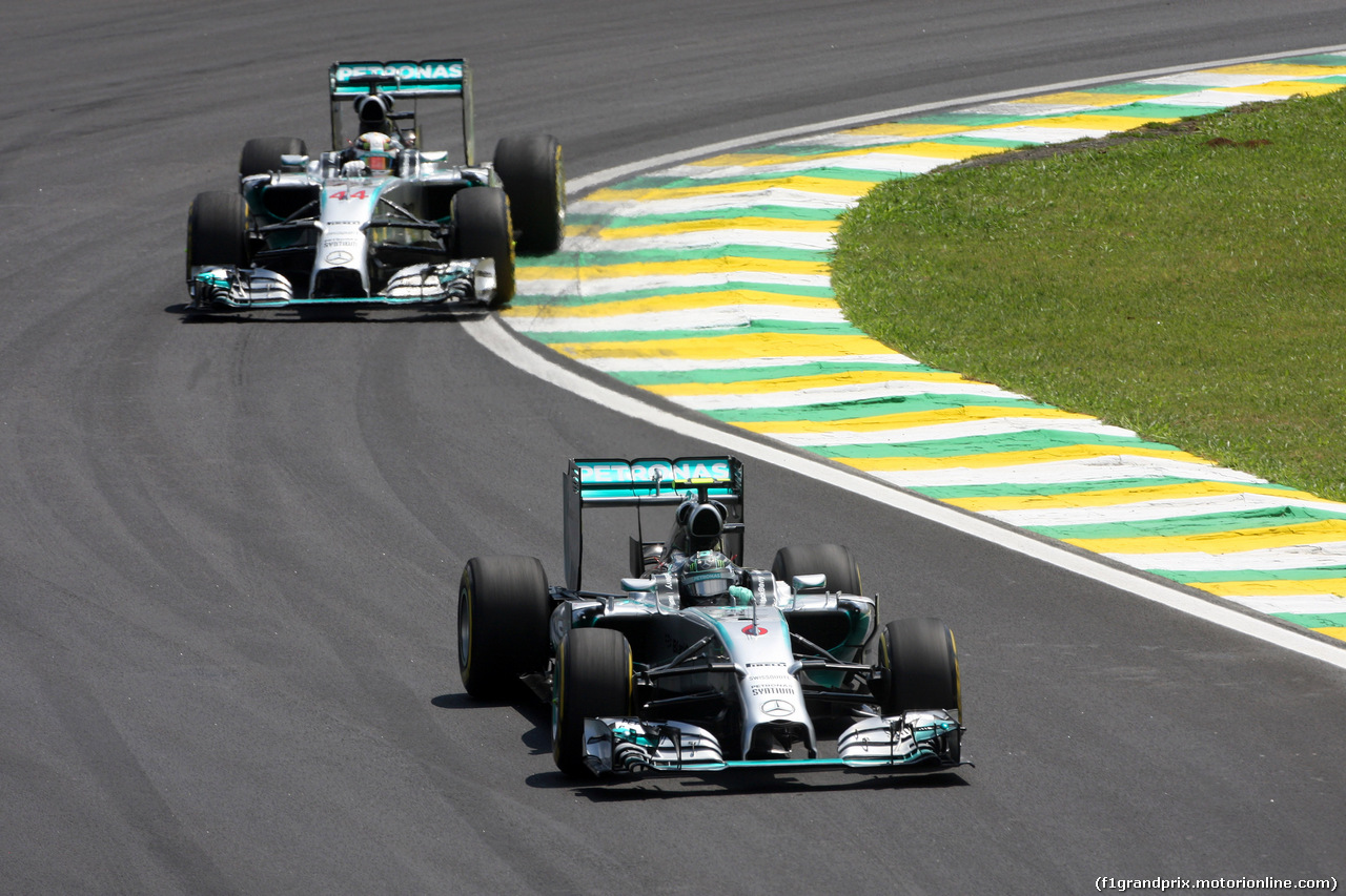 GP BRASILE, 09.11.2014 - Gara, Nico Rosberg (GER) Mercedes AMG F1 W05 davanti a Lewis Hamilton (GBR) Mercedes AMG F1 W05