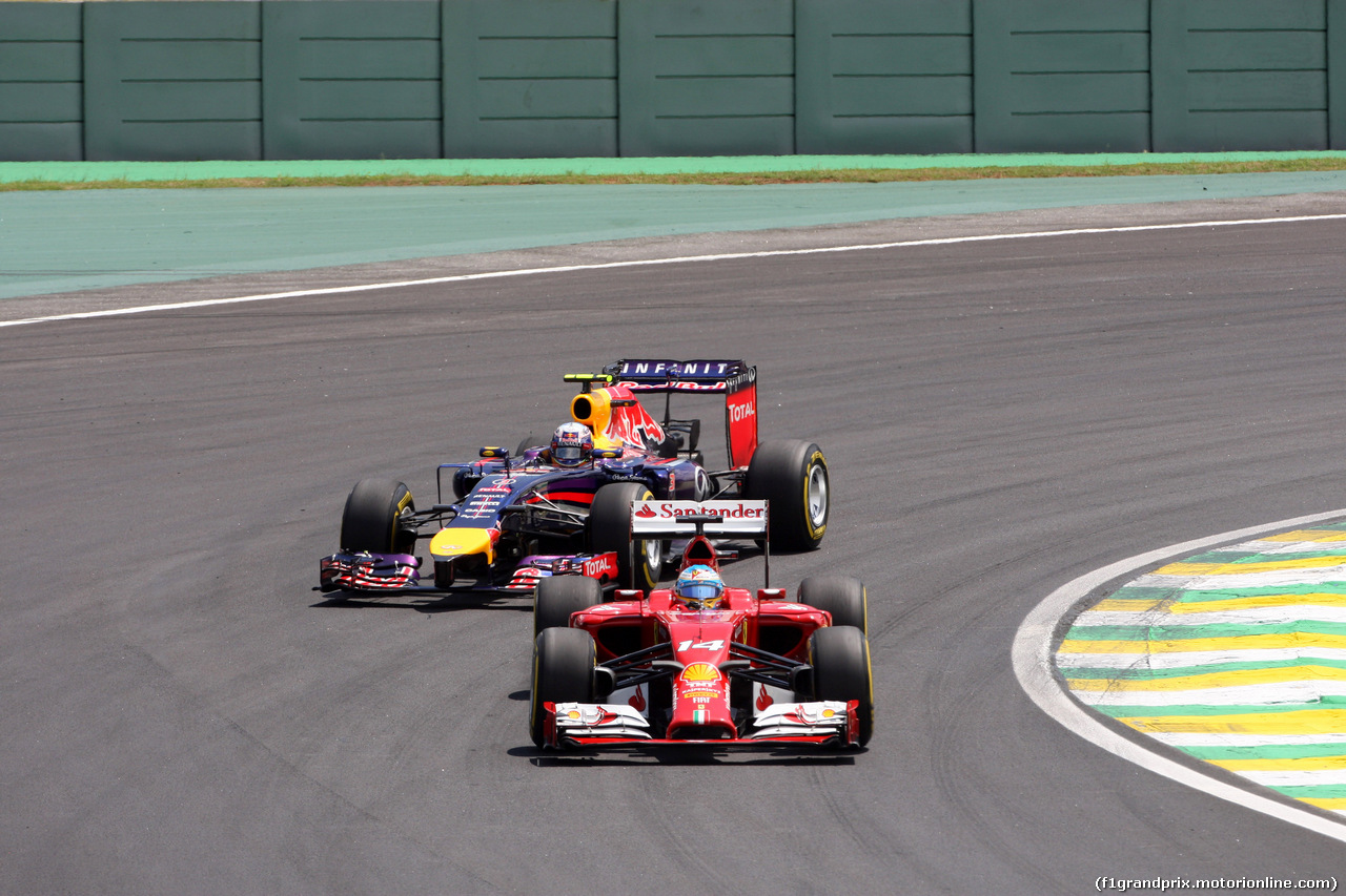 GP BRASILE, 09.11.2014 - Gara, Fernando Alonso (ESP) Ferrari F14-T e Daniel Ricciardo (AUS) Red Bull Racing RB10