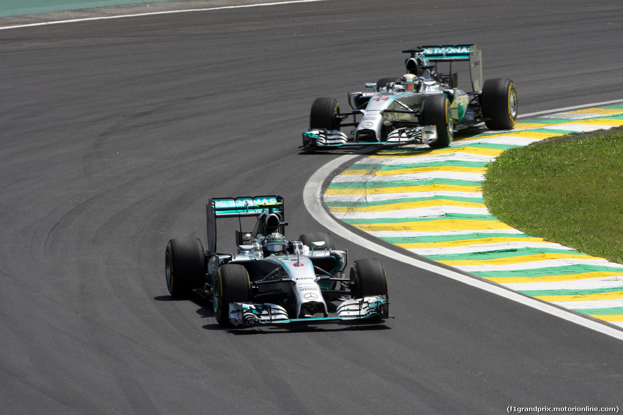 GP BRASILE, 09.11.2014 - Gara, Nico Rosberg (GER) Mercedes AMG F1 W05 davanti a Lewis Hamilton (GBR) Mercedes AMG F1 W05