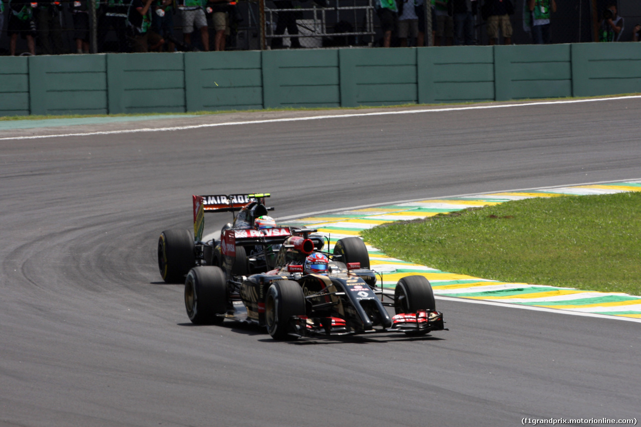 GP BRASILE, 09.11.2014 - Gara, Romain Grosjean (FRA) Lotus F1 Team E22 e Sergio Perez (MEX) Sahara Force India F1 VJM07