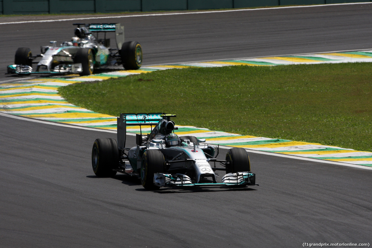 GP BRASILE, 09.11.2014 - Gara, Nico Rosberg (GER) Mercedes AMG F1 W05 davanti a Lewis Hamilton (GBR) Mercedes AMG F1 W05