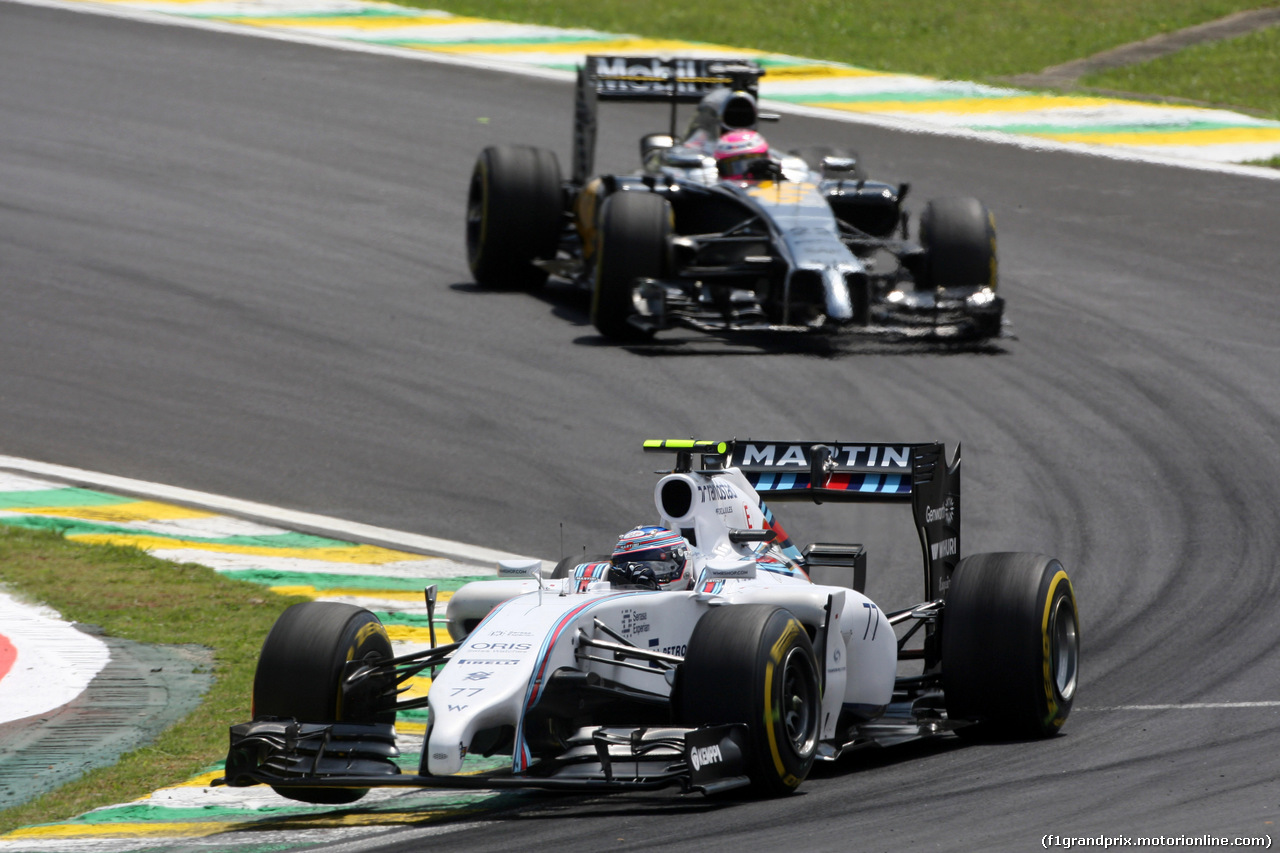 GP BRASILE, 09.11.2014 - Gara, Valtteri Bottas (FIN) Williams F1 Team FW36 davanti a Jenson Button (GBR) McLaren Mercedes MP4-29