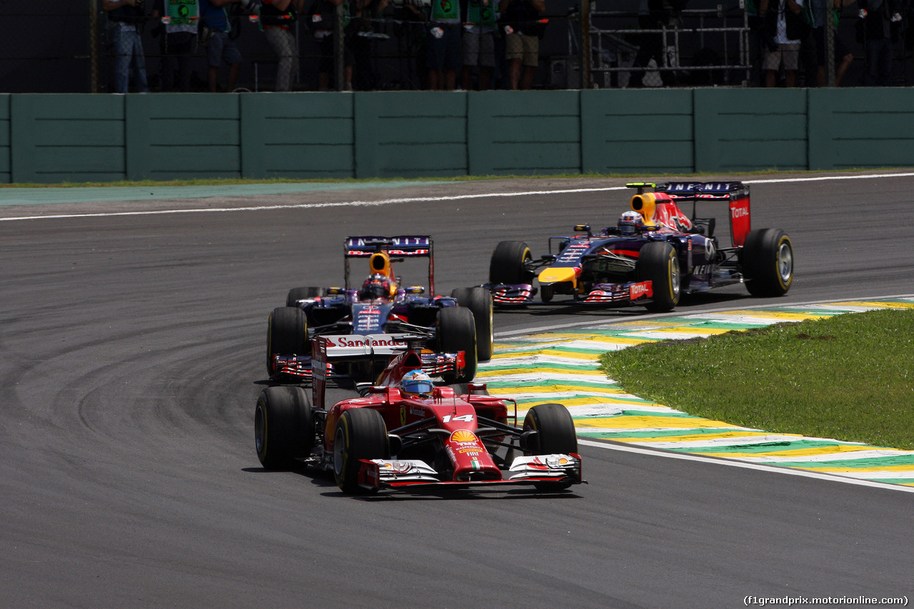 GP BRASILE, 09.11.2014 - Gara, Fernando Alonso (ESP) Ferrari F14-T davanti a Jean-Eric Vergne (FRA) Scuderia Toro Rosso STR9