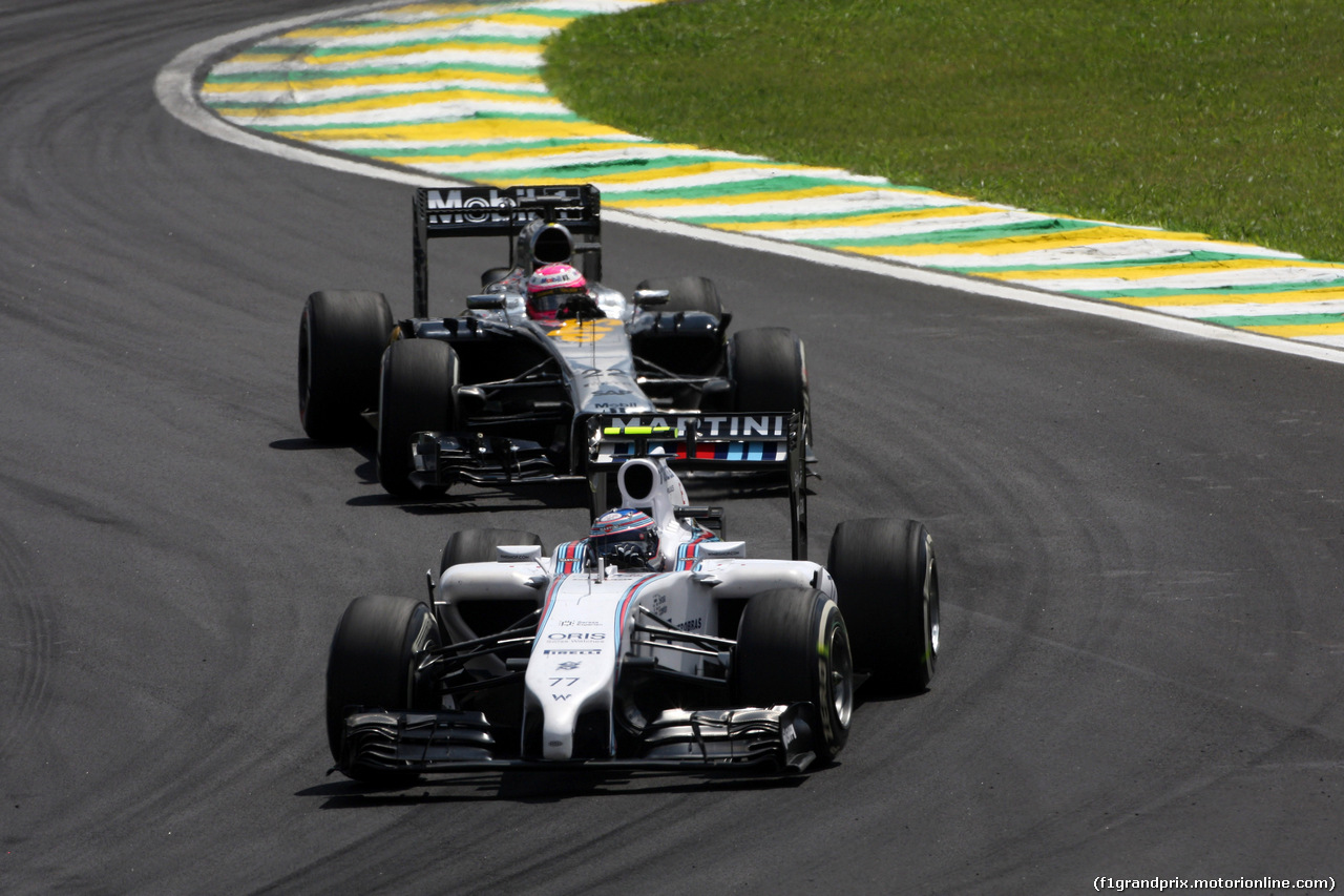 GP BRASILE, 09.11.2014 - Gara, Valtteri Bottas (FIN) Williams F1 Team FW36 davanti a Jenson Button (GBR) McLaren Mercedes MP4-29