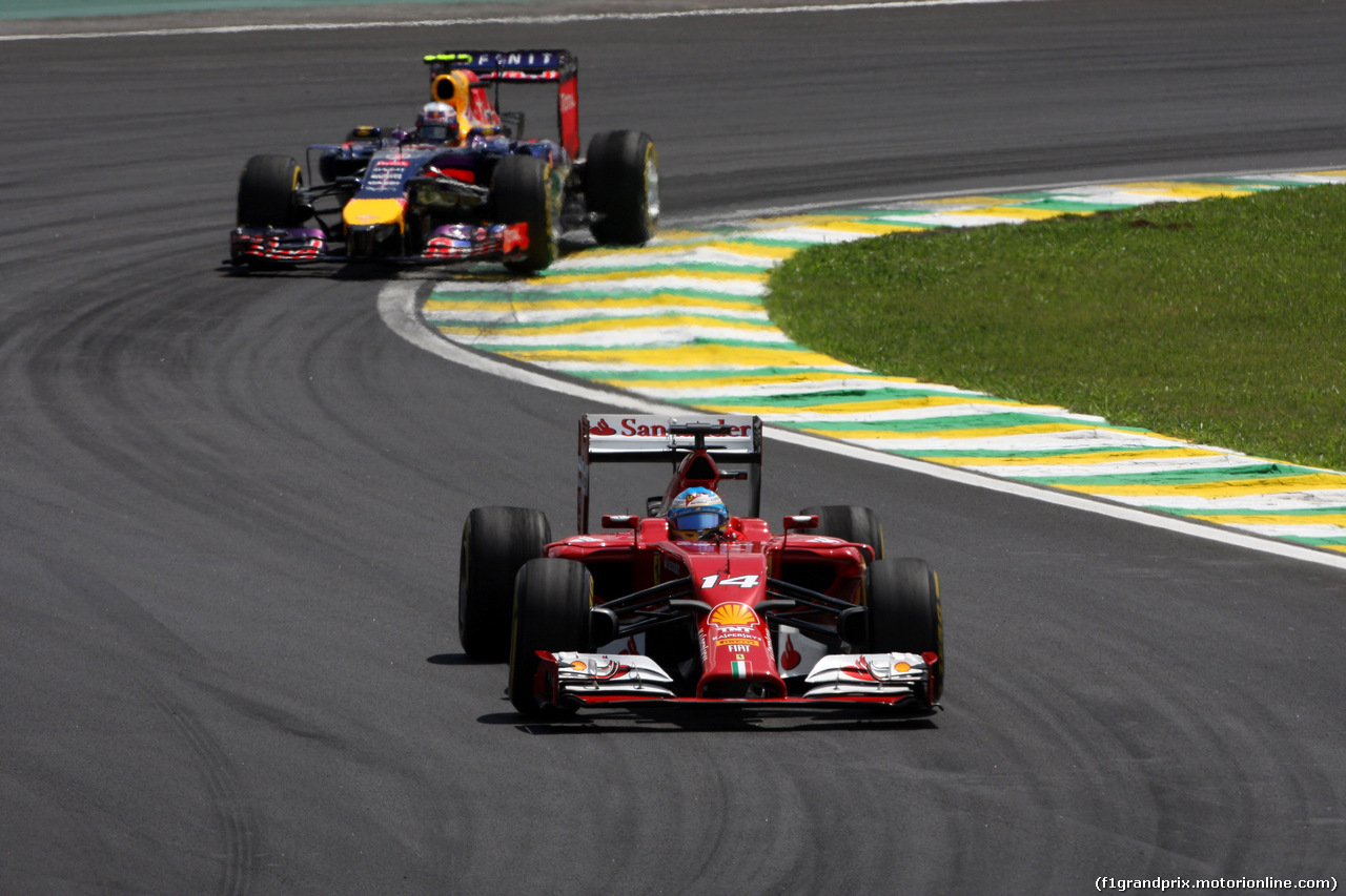 GP BRASILE, 09.11.2014 - Gara, Fernando Alonso (ESP) Ferrari F14-T davanti a Daniel Ricciardo (AUS) Red Bull Racing RB10