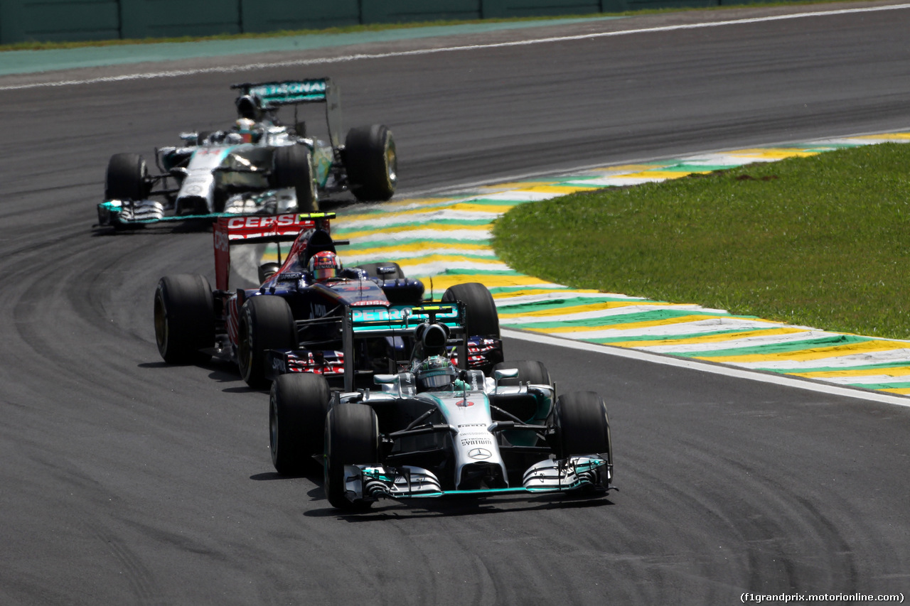 GP BRASILE, 09.11.2014 - Gara, Nico Rosberg (GER) Mercedes AMG F1 W05 davanti a Daniil Kvyat (RUS) Scuderia Toro Rosso STR9