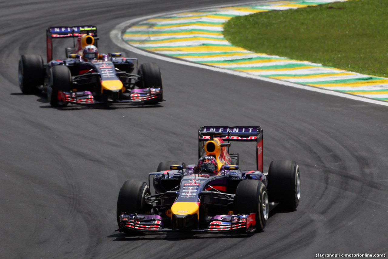 GP BRASILE, 09.11.2014 - Gara, Sebastian Vettel (GER) Red Bull Racing RB10 davanti a Daniel Ricciardo (AUS) Red Bull Racing RB10