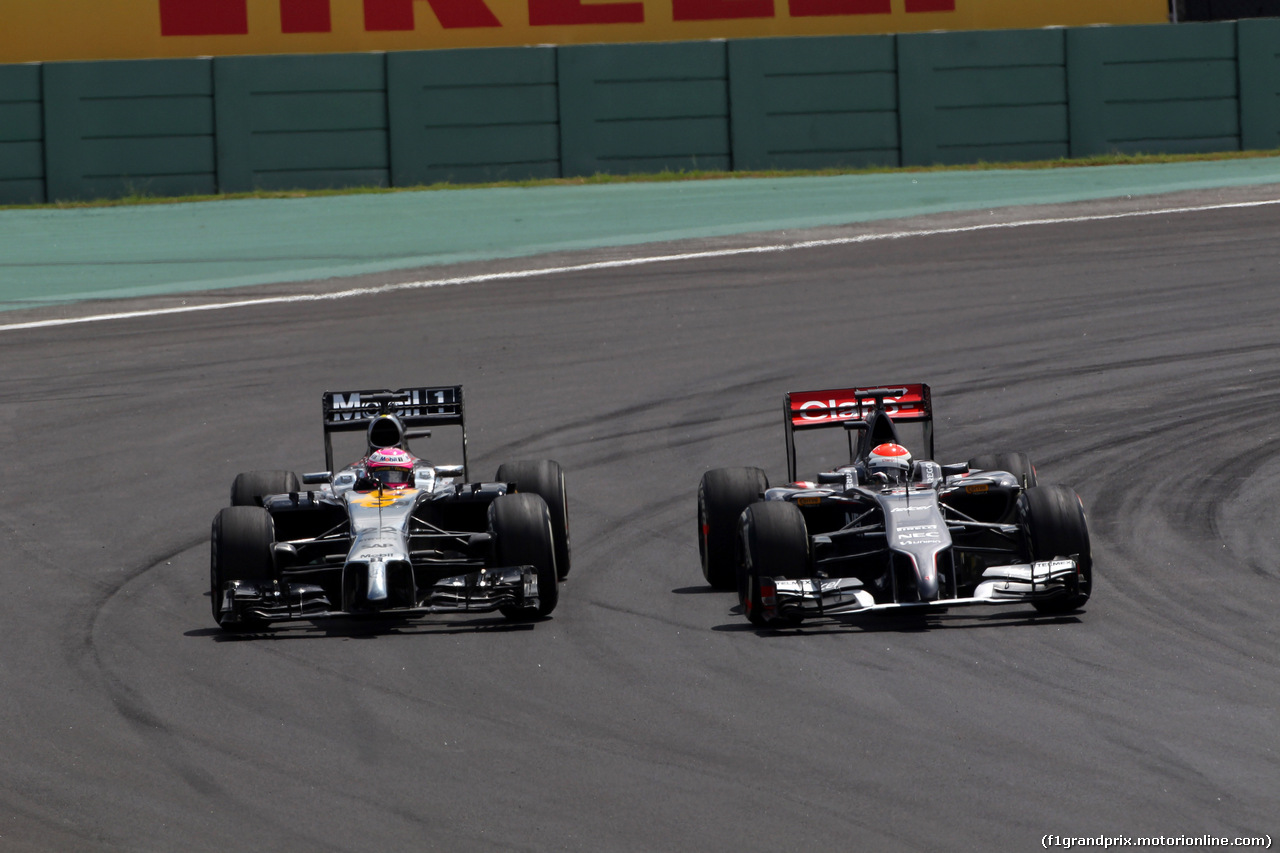 GP BRASILE, 09.11.2014 - Gara, Jenson Button (GBR) McLaren Mercedes MP4-29 e Adrian Sutil (GER) Sauber F1 Team C33