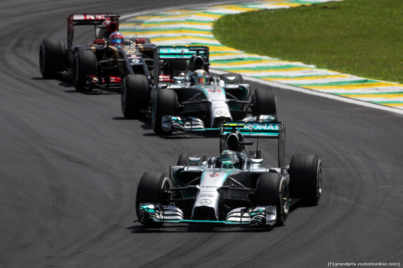 GP BRASILE, 09.11.2014 - Gara, Nico Rosberg (GER) Mercedes AMG F1 W05 davanti a Lewis Hamilton (GBR) Mercedes AMG F1 W05