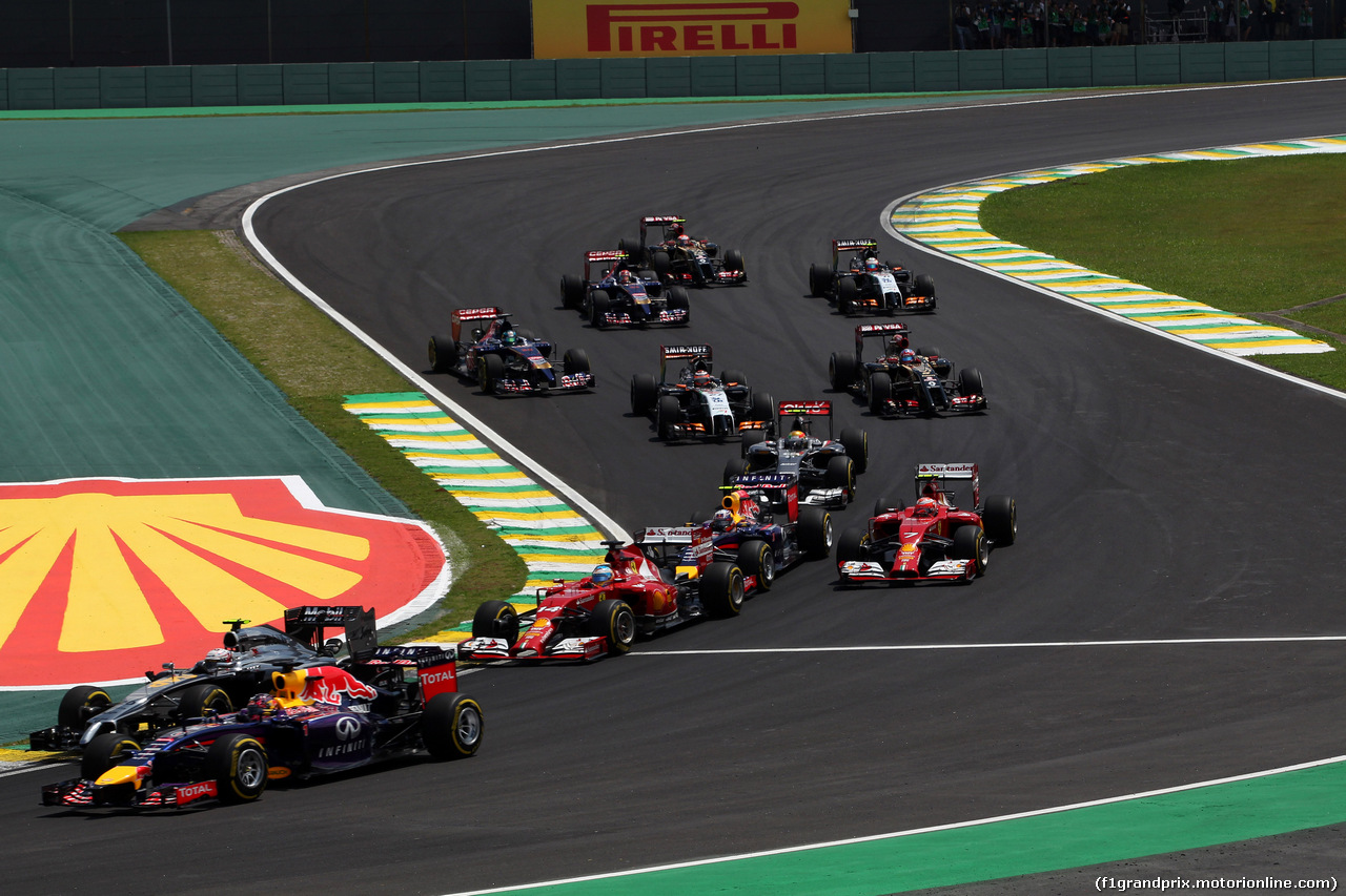 GP BRASILE, 09.11.2014 - Gara, Start of the race, Sebastian Vettel (GER) Red Bull Racing RB10 e Kevin Magnussen (DEN) McLaren Mercedes MP4-29