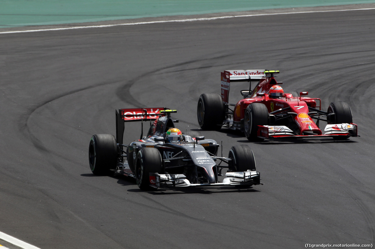 GP BRASILE, 09.11.2014 - Gara, Esteban Gutierrez (MEX), Sauber F1 Team C33 e Kimi Raikkonen (FIN) Ferrari F14-T