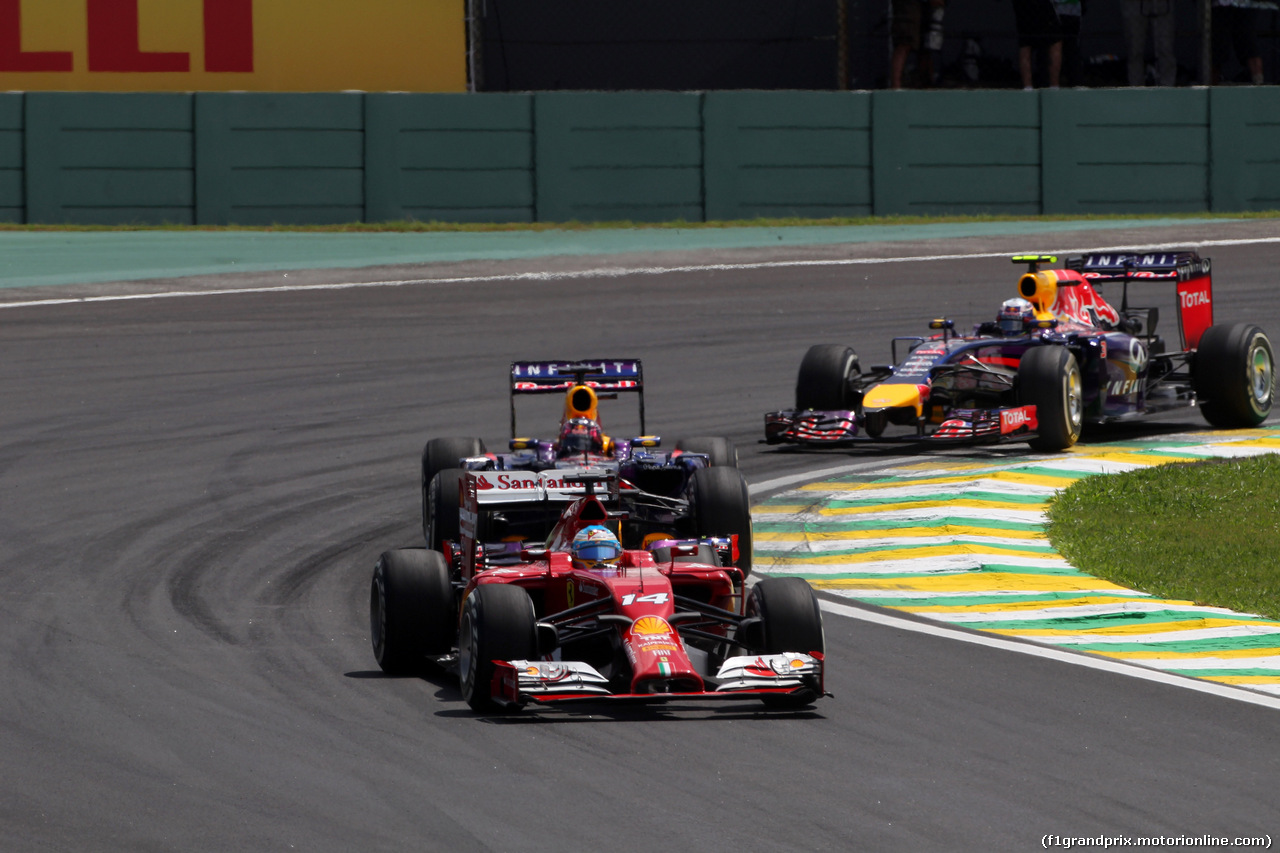 GP BRASILE, 09.11.2014 - Gara, Fernando Alonso (ESP) Ferrari F14-T davanti a Sebastian Vettel (GER) Red Bull Racing RB10