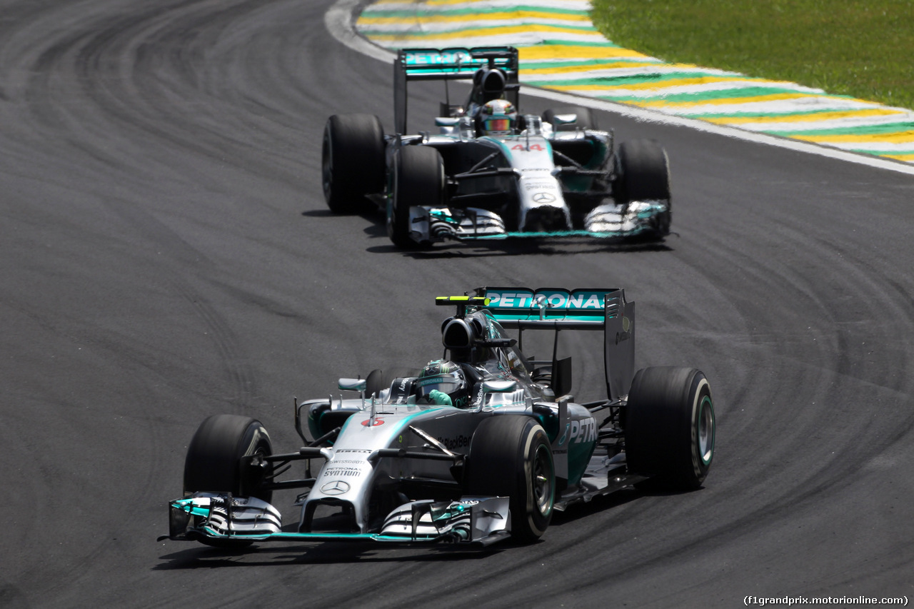 GP BRASILE, 09.11.2014 - Gara, Nico Rosberg (GER) Mercedes AMG F1 W05 davanti a Lewis Hamilton (GBR) Mercedes AMG F1 W05