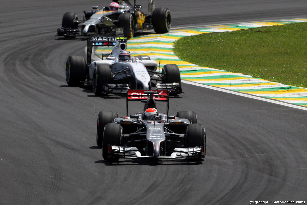 GP BRASILE, 09.11.2014 - Gara, Adrian Sutil (GER) Sauber F1 Team C33 davanti a Valtteri Bottas (FIN) Williams F1 Team FW36