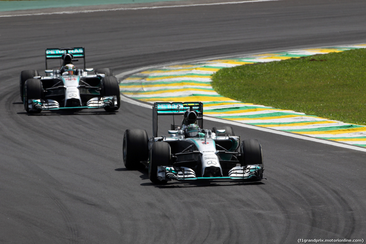 GP BRASILE, 09.11.2014 - Gara, Nico Rosberg (GER) Mercedes AMG F1 W05 davanti a Lewis Hamilton (GBR) Mercedes AMG F1 W05