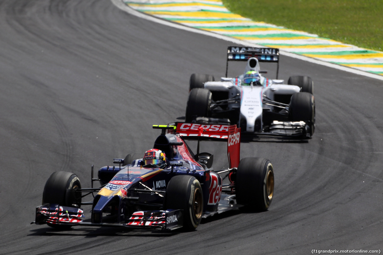 GP BRASILE, 09.11.2014 - Gara, Daniil Kvyat (RUS) Scuderia Toro Rosso STR9 davanti a Felipe Massa (BRA) Williams F1 Team FW36