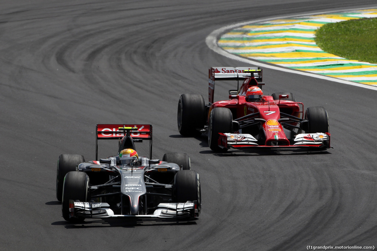 GP BRASILE, 09.11.2014 - Gara, Esteban Gutierrez (MEX), Sauber F1 Team C33 e Kimi Raikkonen (FIN) Ferrari F14-T