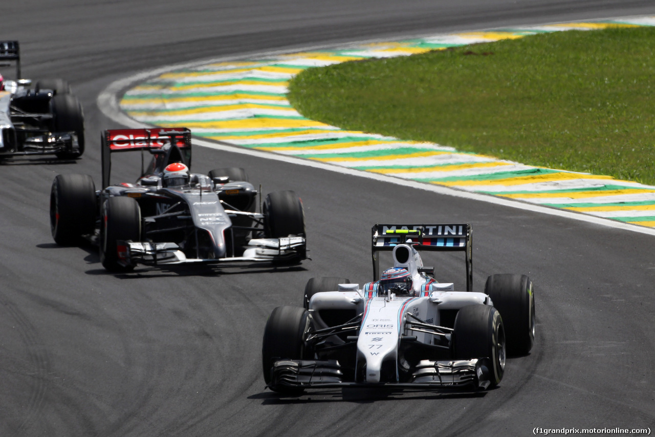 GP BRASILE, 09.11.2014 - Gara, Valtteri Bottas (FIN) Williams F1 Team FW36 davanti a Adrian Sutil (GER) Sauber F1 Team C33