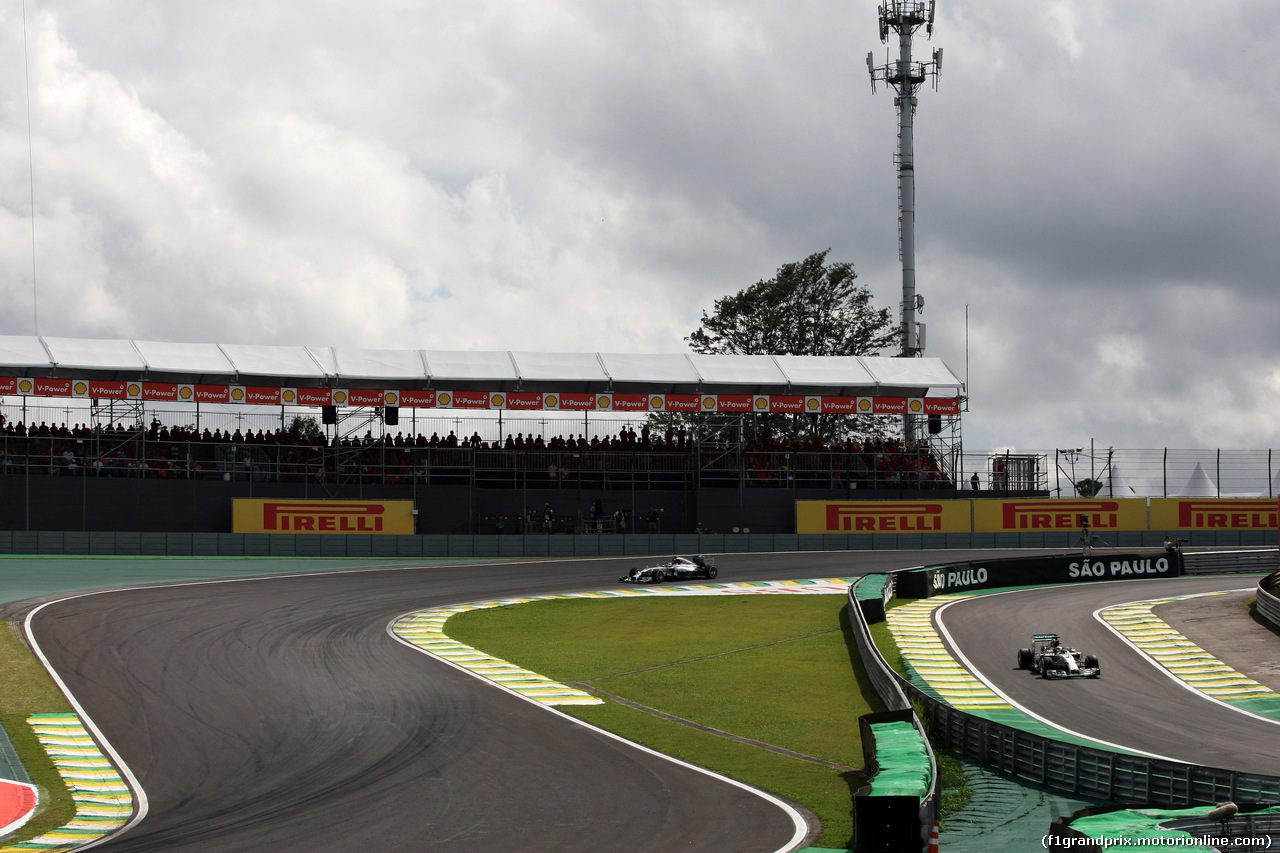 GP BRASILE, 09.11.2014 - Gara, Nico Rosberg (GER) Mercedes AMG F1 W05 e Lewis Hamilton (GBR) Mercedes AMG F1 W05 leaves the pit lane